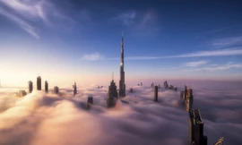 Những tòa nhà chọc trời ẩn hiện trong sương mù ở Dubai