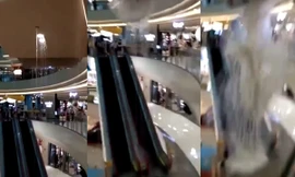 Trung tâm thương mại bất ngờ sập trần, nước trút xuống thang cuốn như 