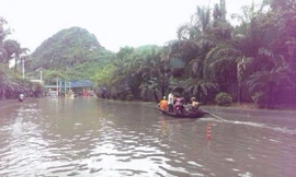 Quảng Ninh ngập nặng, người dân dùng xuồng máy đi trên...đường bộ