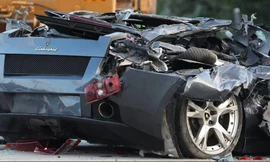Xem hàng chục siêu xe bị nghiền nát bét