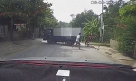 Màn lùi xe chập chờn, tài xế suýt cho một người xuống gầm