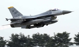 Tiêm kích F-16 Mỹ cháy động cơ, vội vàng trút nhiên liệu xuống hồ