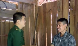 Người dân vùng biên giới giao nộp súng tự chế