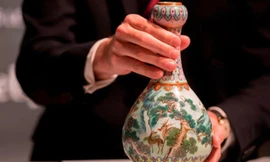 Bình cổ quên trên gác mái giá 19 triệu USD