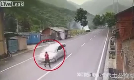 Ô tô lao như tên lửa, người đi bộ thoát chết khó tin