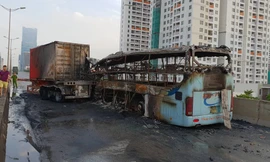 Xe khách 47 chỗ cháy trơ khung khi húc đuôi xe container ở Hà Nội