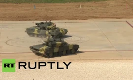 Màn trình diễn hoàn hảo của những chiếc xe tăng T-80 cơ bắp
