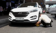 Ôtô bị khóa bánh ở sân bay Tân Sơn Nhất vì đậu hơn 3 phút