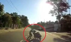 Áo chống nắng cuốn vào xe máy, cháu bé ngã chúi đầu xuống đất