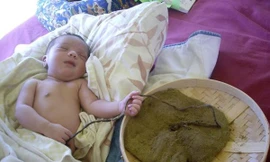 Bà bầu tự đỡ đẻ 'thuận tự nhiên', bác sĩ nói gì?