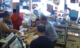  Chê giá cà phê đắt, khách cầm cả cốc vừa mua đổ vào quầy thu ngân