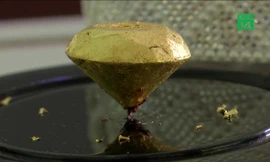 Cận cảnh miếng socola đắt nhất hành tinh luôn có 2 người canh giữ