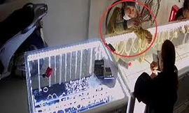 Thủ đoạn trộm ở các tiệm vàng của cô gái trẻ