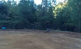 Bé trai 4 tuổi trình diễn mô tô như siêu sao