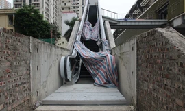 Thang máy đường sắt Cát Linh - Hà Đông phơi mưa nắng