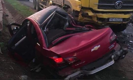 Lấn làn tông trực diện xe tải, 4 người thương vong