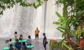 Nhà hàng dưới thác nước, khách vừa bì bõm lội nước thưởng thức món ăn