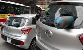 Bình gas công nghiệp bay như “tên lửa” đâm vào ôtô giữa phố Hà Nội