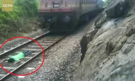 Nam thanh niên liều chết nằm dưới đường ray cho tàu chạy qua