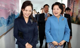 Đệ nhất phu nhân Triều Tiên gây ấn tượng khi làm chủ nhà đón khách