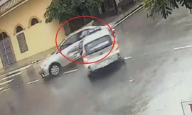 Taxi đâm xe con như phim hành động tại ngã tư 'tử thần' ở Nam Định
