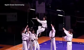 Những cú đá thần sầu như phim chưởng của võ sinh Taekwondo