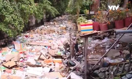 Hãi hùng cảnh ô nhiễm kênh thoát nước sân bay Tân Sơn Nhất