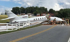 Hiện trường vụ máy bay gãy đôi khi trượt khỏi đường băng ở Mỹ