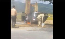 Xem người dân dùng nước chữa cháy cho ô tô