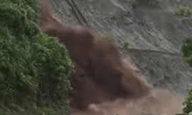 Lũ quét, sạt lở đất kinh hoàng tại Hòa Bình khiến nhiều người hoảng sợ