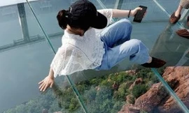 Run rẩy đi trên cầu treo thủy tinh 5D ở Trung Quốc