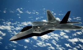 Phi công lái F-22 Raptor tán gẫu khi tiếp nhiên liệu trên không