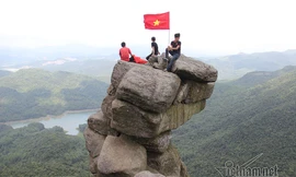 Đứng tim nhìn phượt thủ liều leo núi Đá Chồng chênh vênh bên vực sâu