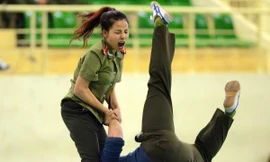 Nữ đặc nhiệm bay người, kẹp cổ hạ gục đối phương trong tích tắc