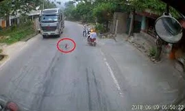 Bé trai đi chưa vững băng qua đường, 2 tài xế xe tải hết hồn