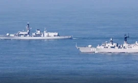 Tàu hộ vệ Nga rượt tàu sân bay Mỹ trên Địa Trung Hải