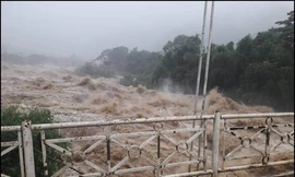 Những hình ảnh mưa lũ tàn phá các tỉnh thành