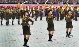 Nữ binh sĩ Triều Tiên múa kiếm trong cuộc duyệt binh trước thềm Olympic