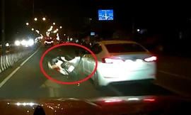 Clip: Xe máy tạt đầu ô tô, sang đường nghênh ngang và cái kết đắng