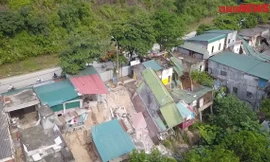 6 nhà dân bị kéo sập xuống sông Đà tại Hòa Bình nhìn từ flycam