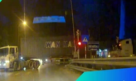 Xe container vượt đường ray xe lửa bất chấp rào chắn bảo vệ