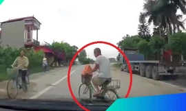 Đạp xe sang đường không quan sát, suýt bị ô tô đâm