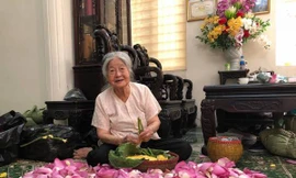 Trà cổ 7 triệu đồng một kg làm từ 1.000 hoa sen ở Hà Nội