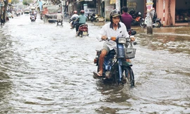 Xe cộ 'bơi' trên đường, dân Thủ đô quăng lưới bắt cá ngay giữa phố