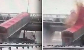 Tài xế bất cẩn, xe tải gặp nạn thảm khốc trên cao tốc