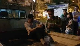 Ô tô kéo lê xe máy trên phố Hà Nội: Tài xế đối diện hình phạt nào?