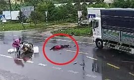 Xe máy phóng bạt mạng giữa trời mưa, tông xe tải ngược chiều 