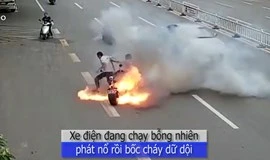 Xe điện đang đi bỗng phát nổ, bốc cháy như ngọn đuốc
