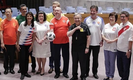 Cách cổ vũ World Cup cực 'độc' của các đại sứ Liên hợp quốc