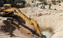 Người dân Ninh Thuận chi tiền triệu đào hố tìm nước tưới cây